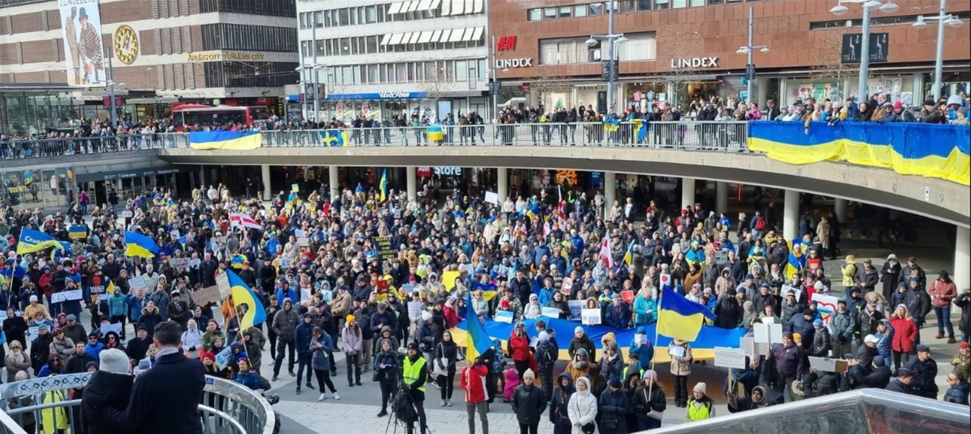Demonstration till stöd för Ukraina vid Sergels Torg i Stockholm