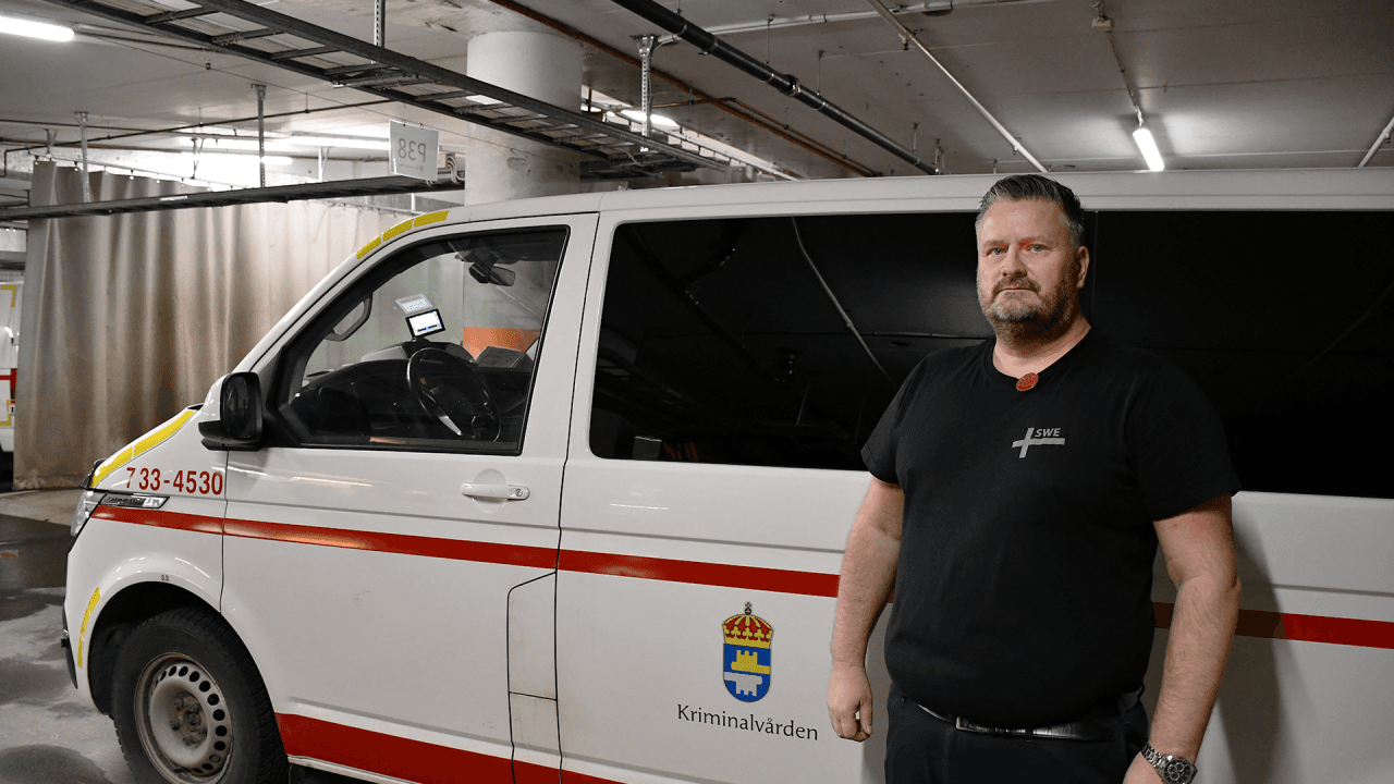 Patrik Olsson, förtroendevald på ST inom Kriminalvården, står framför en minibuss