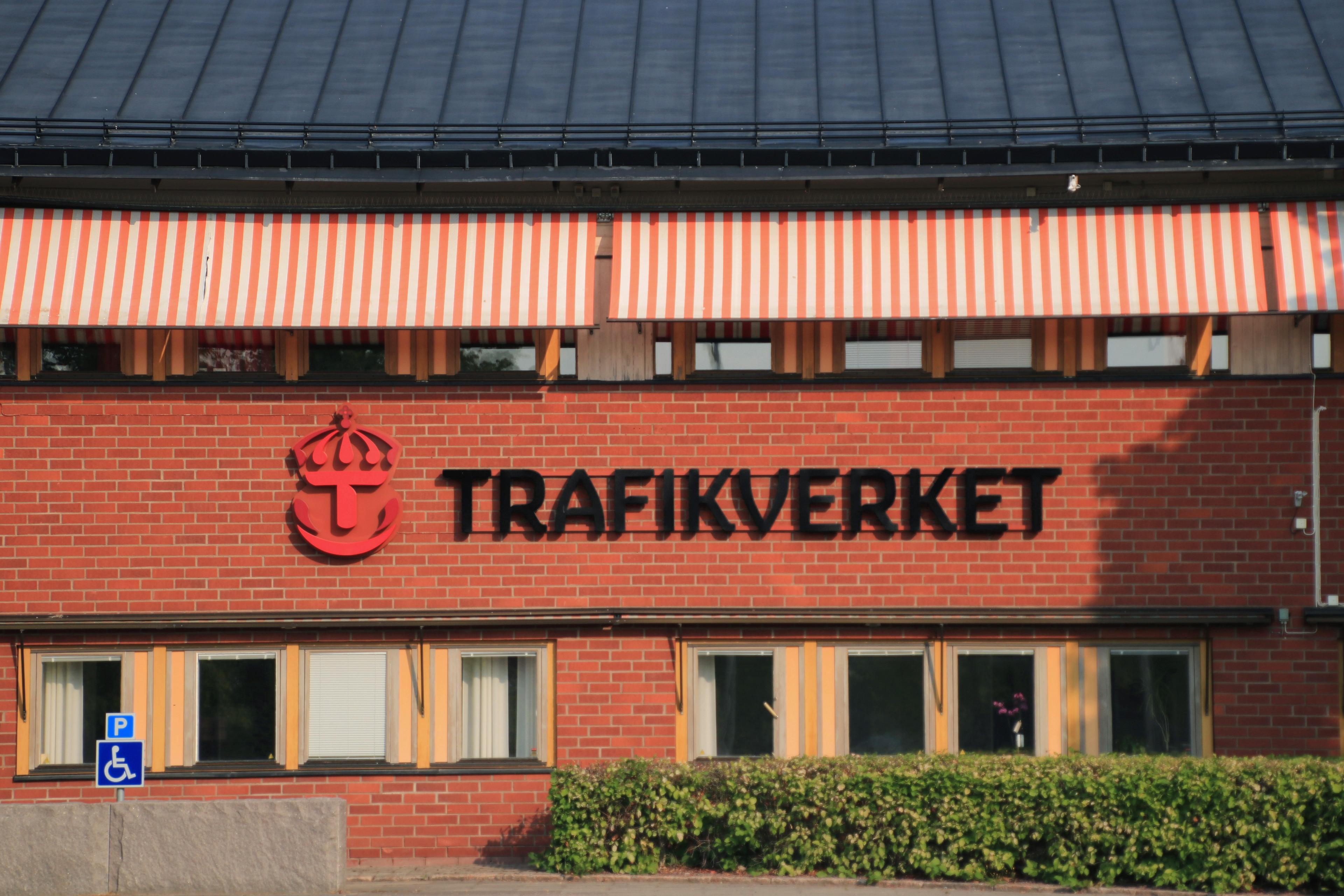 Trafikverkets logotyp på Huvudkontorets husfasad i Borlänge
