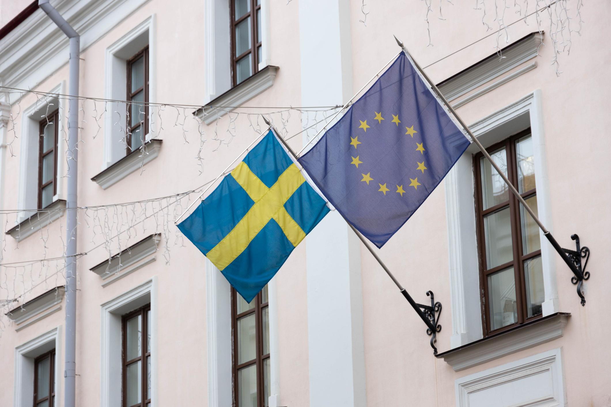 Svensk flagga bredvid EU-flagga