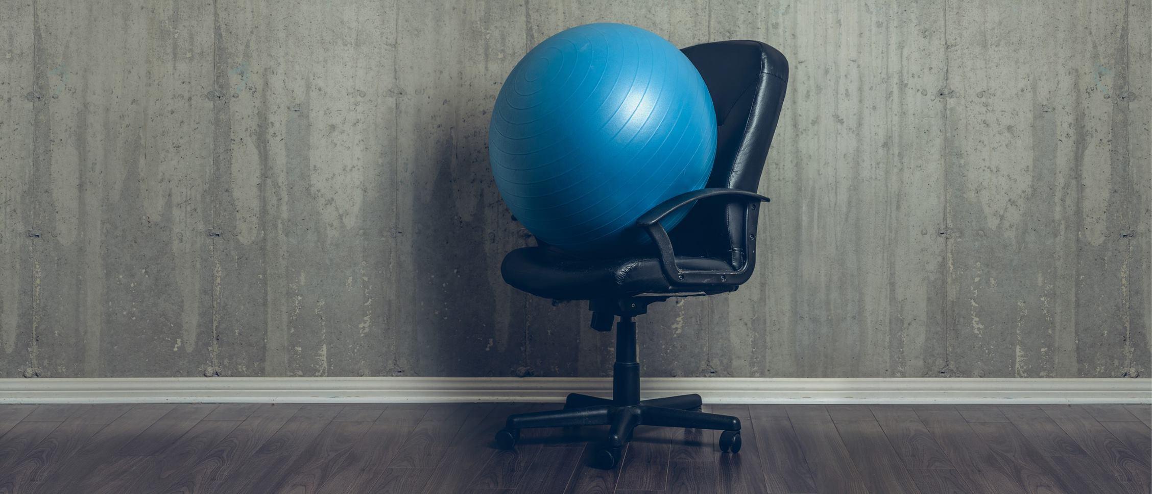 En gymboll står på en kontorsstol