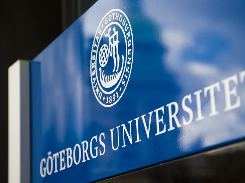 Entréskylt med texten Göteborgs universitet
