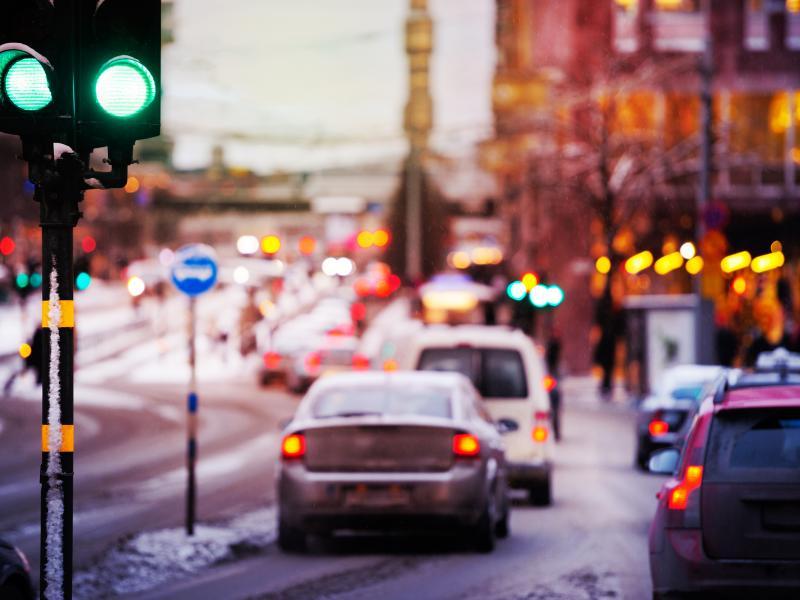 Stadsbild med trafik från Stockholm