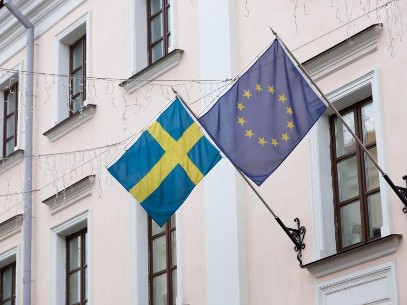 Svensk flagga bredvid EU-flagga