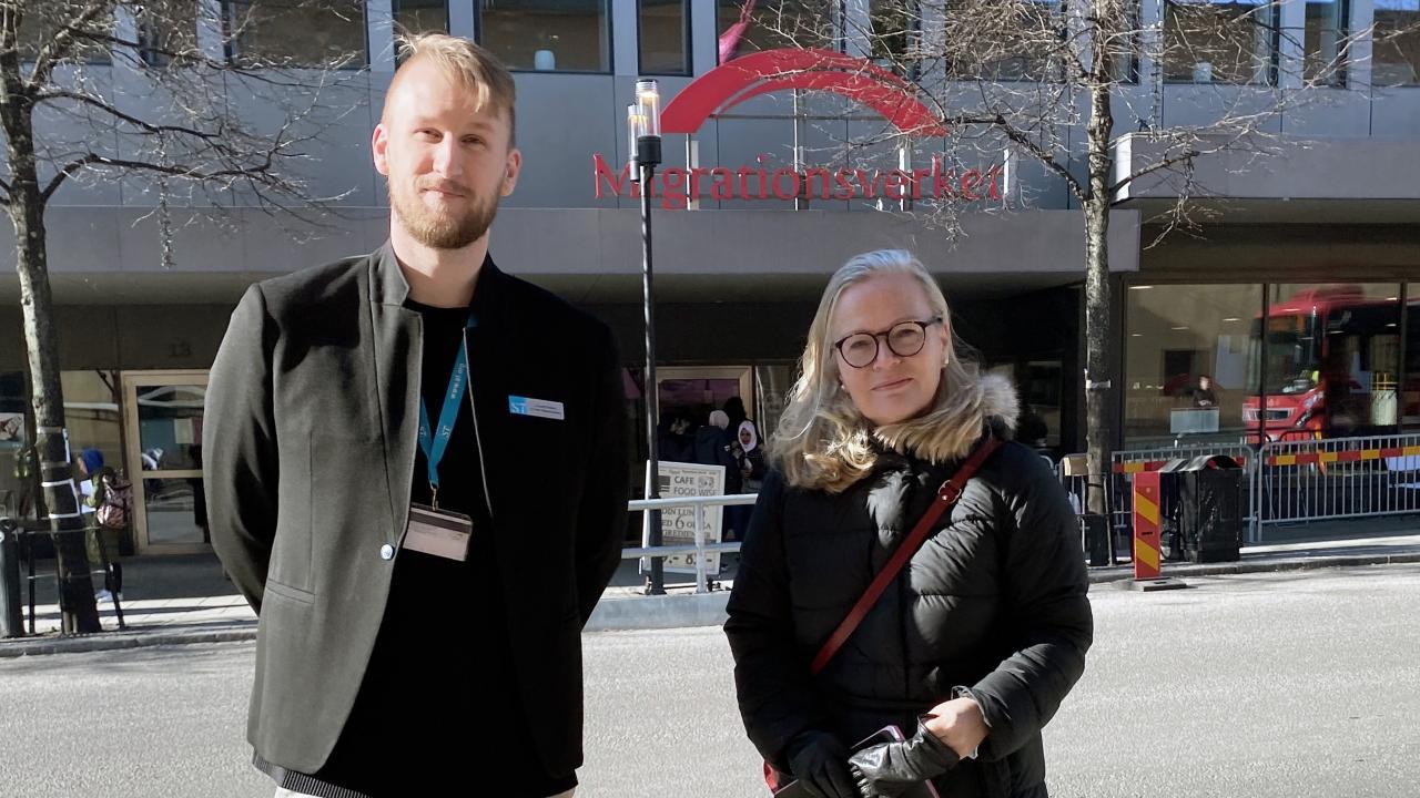 Linus Ohlson och Britta Lejon utanför Migrationsverket
